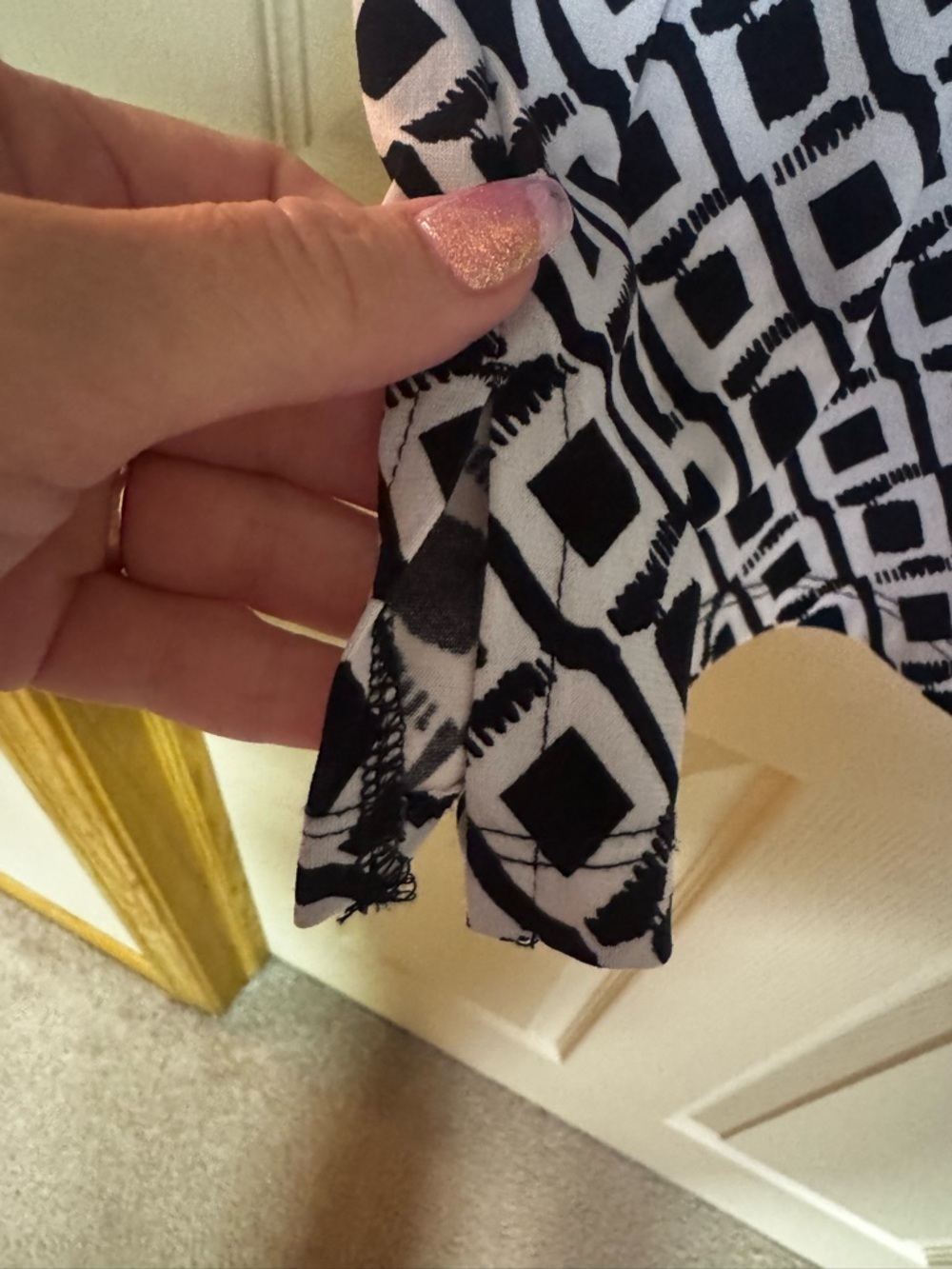 Chicos Black & White Geometric V-Neck Tunic size 2 - Picture 3 of 3